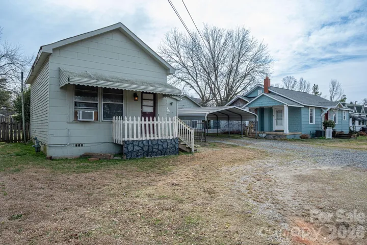 2nd Living quarters, separate utilities, used as an ADU