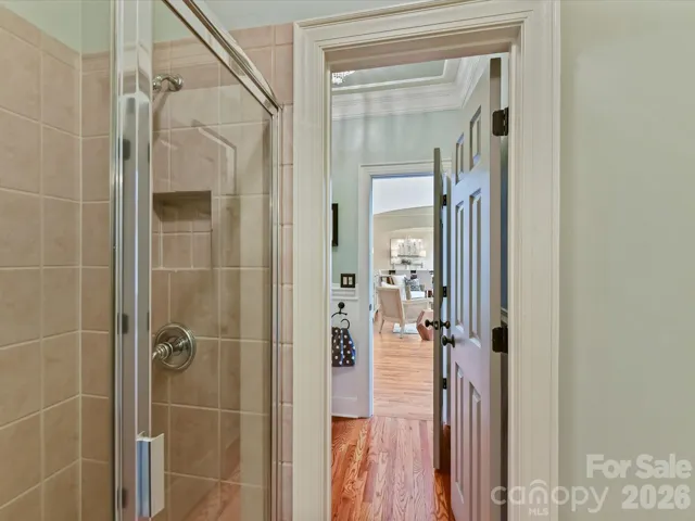 Main Floor Full Bath 