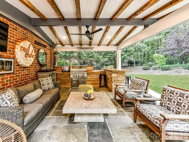 Covered Patio w/Outdoor Kitchen