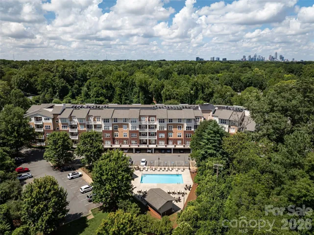 Welcome home to 1000 E Woodlawn Road #311 in the Preston Flats community of Charlotte, NC!
