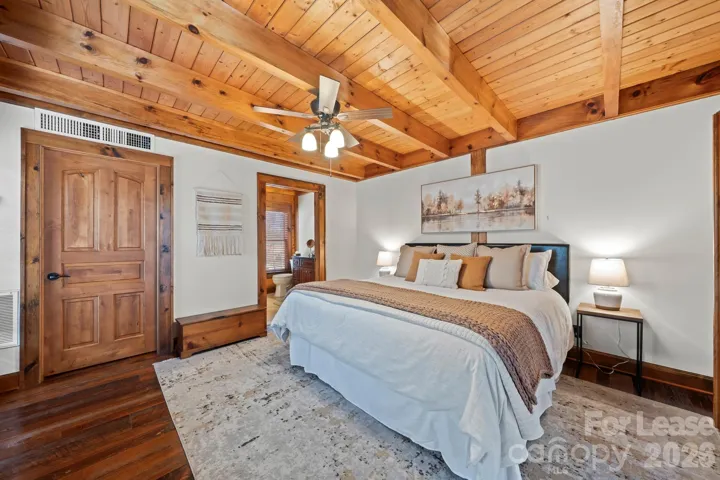 Primary Bedroom w/King bed, en suite & dual closets