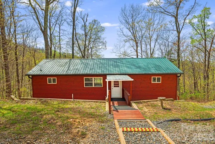 Like-New Cabin in Serene Setting