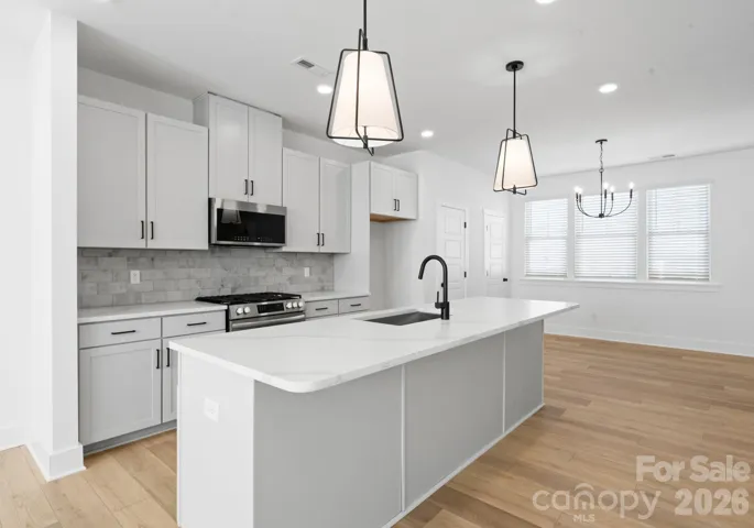 Large Island with Quartz Countertops