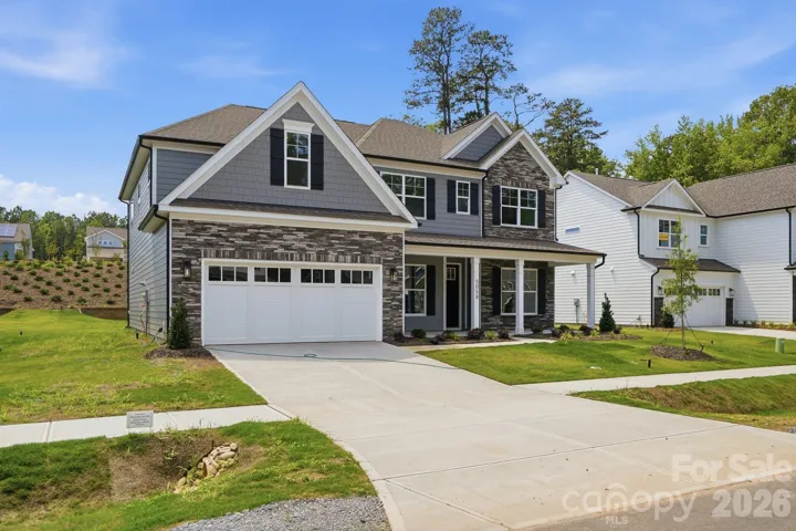 Homesite 95 features a Charleston E floorplan