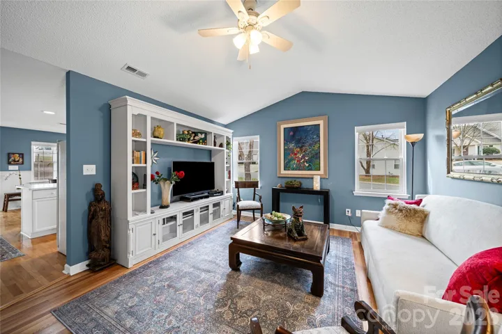 Bright Open Layout Welcome Home !
