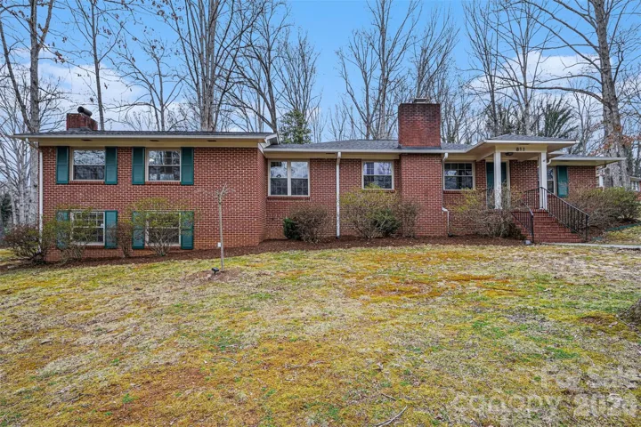 Welcome to 811 Parkwood Road!