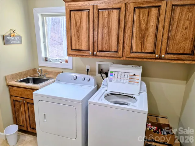 Laundry with sink and storage in the mud room