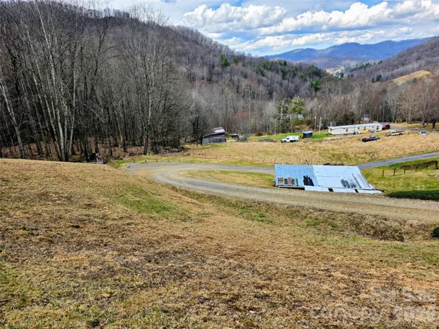 Driveway leading from the end of Ray Mine Road