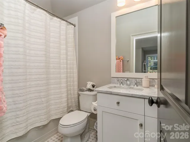 Spacious Guest Suite with Private Bath
