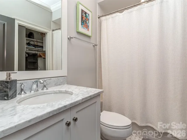 Spacious Guest Suite with Private Bath