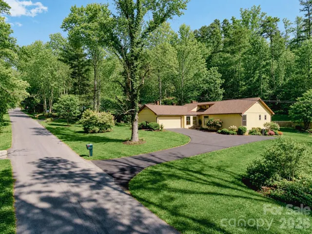 Beautiful Home in sought after Beaverdam Neighgborhood! Greeneray AI enhanced.