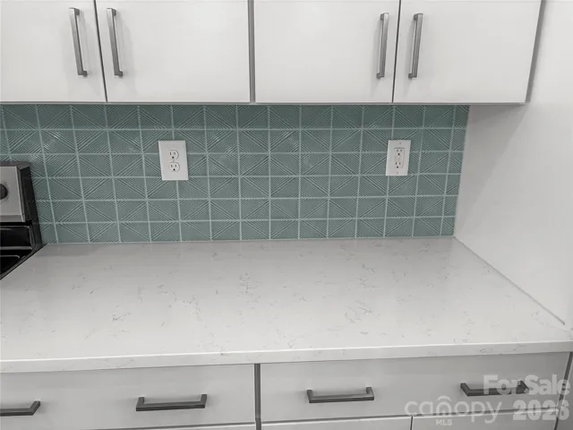 Backsplash, cabinets and counter design selection