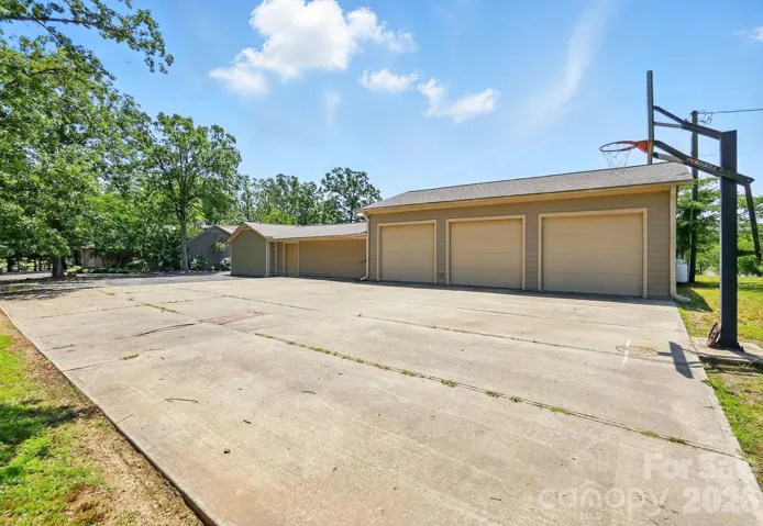 3 Car garge has Wood Burning Stove 