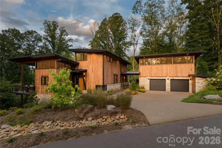 Custom built mountain modern home by Jade Mountain Builders