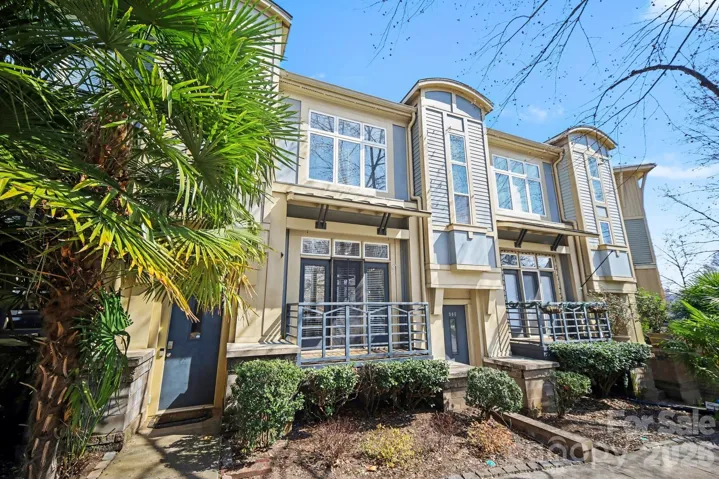 Front view of the entry of the home/  pretty architecture