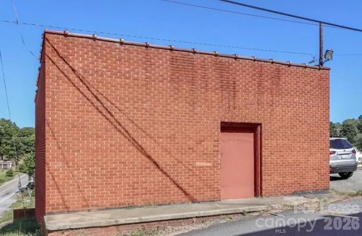 This well-situated property offers convenient access to the Alexander County Courthouse, local government offices, and the surrounding downtown business district, making it an excellent option for storage needs