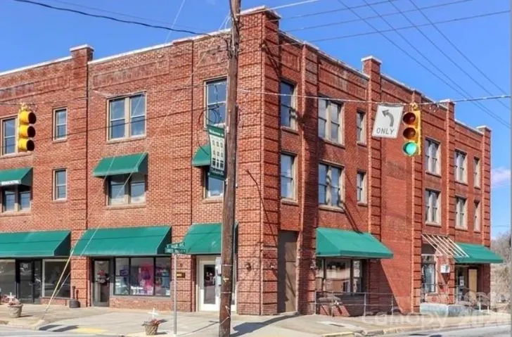 Great opportunity for retail, boutique, or service retail concept