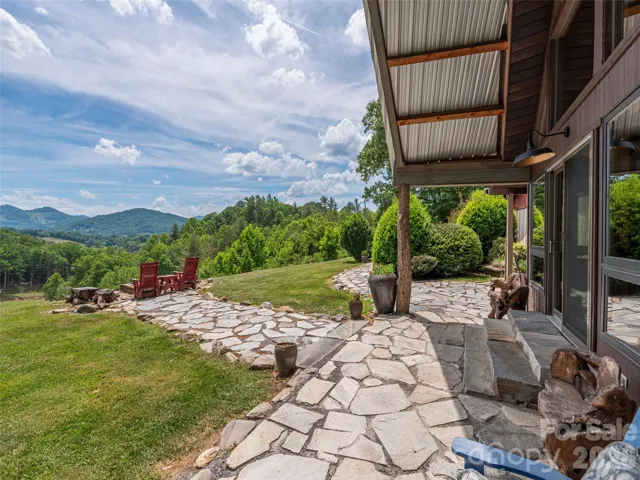 Prime Views inside, outside and surrounding on the level top knoll.