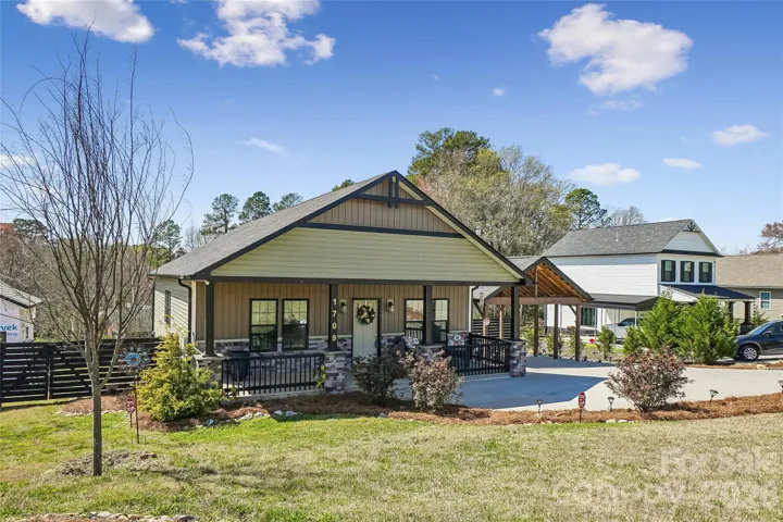 craftsman style home with NO HOA!
