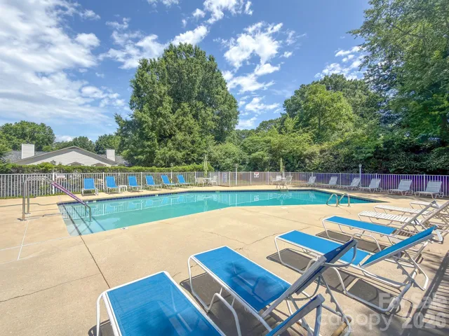 Lake Crest Pool