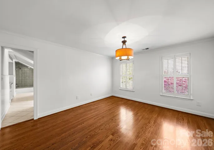 Guest bedroom one with ensuite bathroom. 