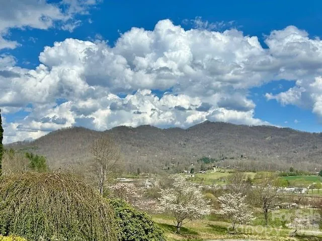 Eastern Year Round Mountain views