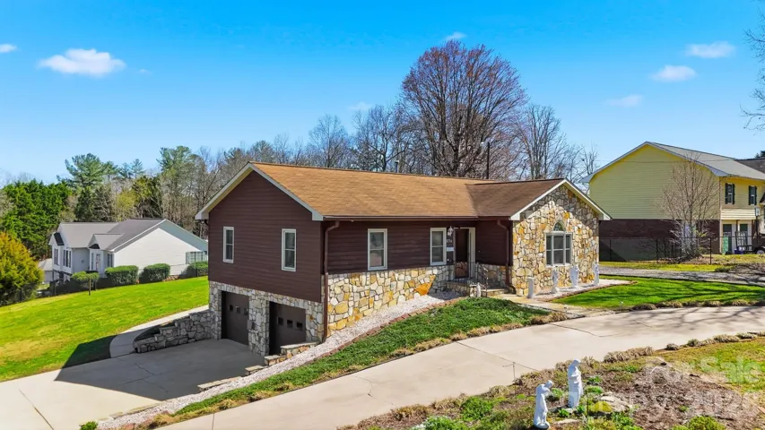 Well maintained exterior featuring a 2 car garage!