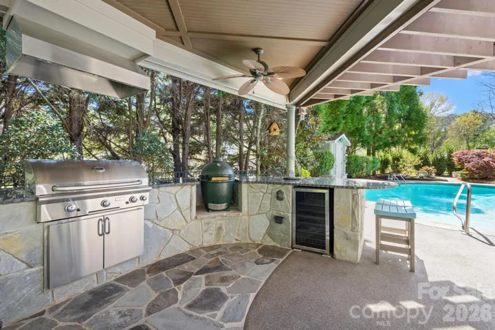 Built-in grill and Green egg included!