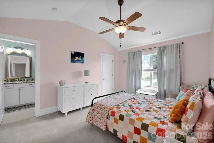 Bedroom w/ensuite bath - 2nd floor
