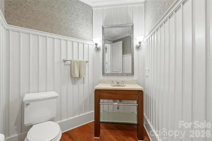 The half bath on the main even gives you a good feeling. 