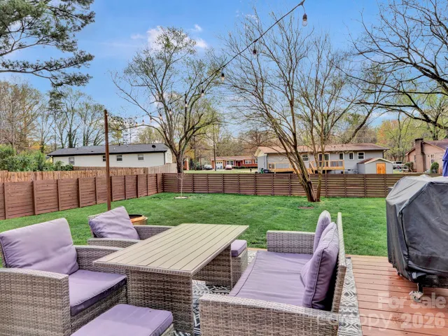 Large Deck for entertaining, TV ready 