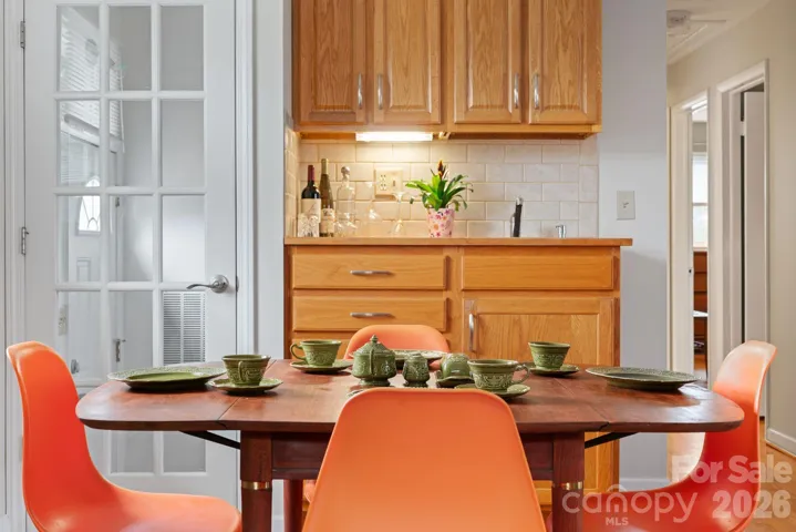 Bar area with additional sink in dining/kitchen.