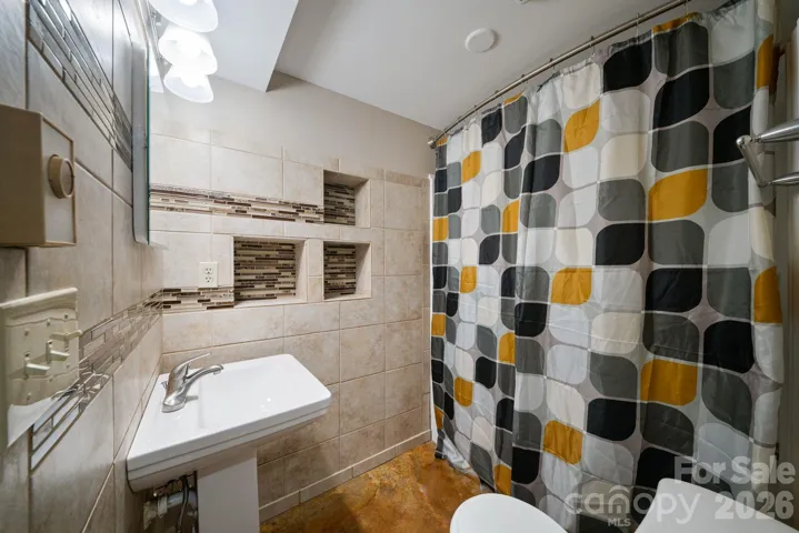 Lower level full bath.