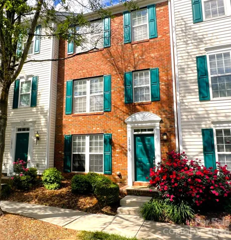 Welcome to 12819 Bullock Greenway in the Blakeney Greens community.