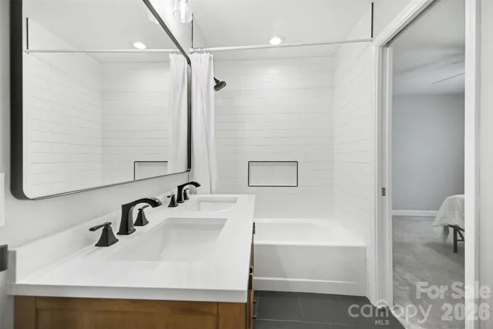 Shared bathroom for Bedrooms 3 & 4