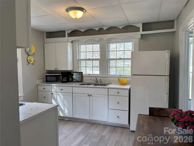 PRISTINE KITCHEN!