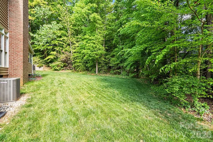 Private yard and wooded setting
