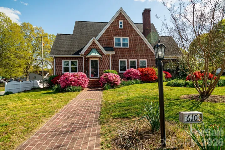 BEAUTIFUL BLOOMING YARD!