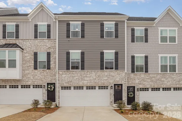 MOVE IN READY: 3 bedroom, 3.5 bathroom townhome in Tega Cay, SC