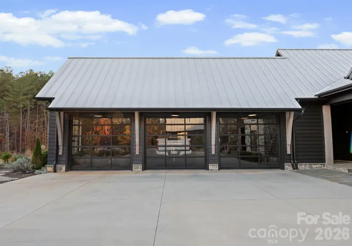 3 Car Garage 