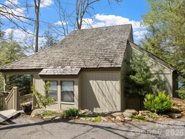 WELCOME HOME!WOOD SHAKE ROOF