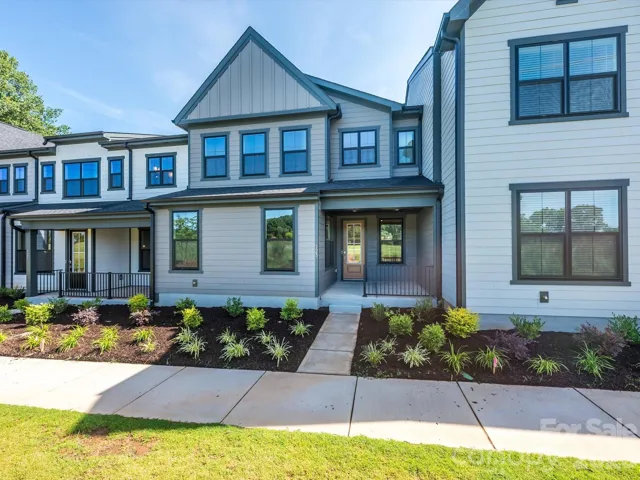Low maintenance 2 story townhome living near Lake Wylie