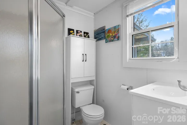 Prmary ensuite bathroom