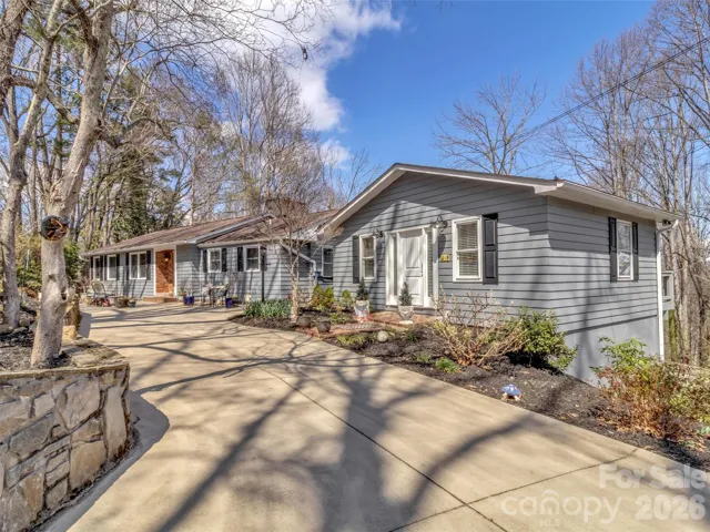 Gorgeous Home with Separate Guest House