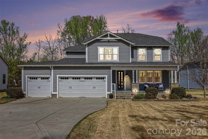This home has been meticulously cared for and better than new! Grass is on its way to turning green!