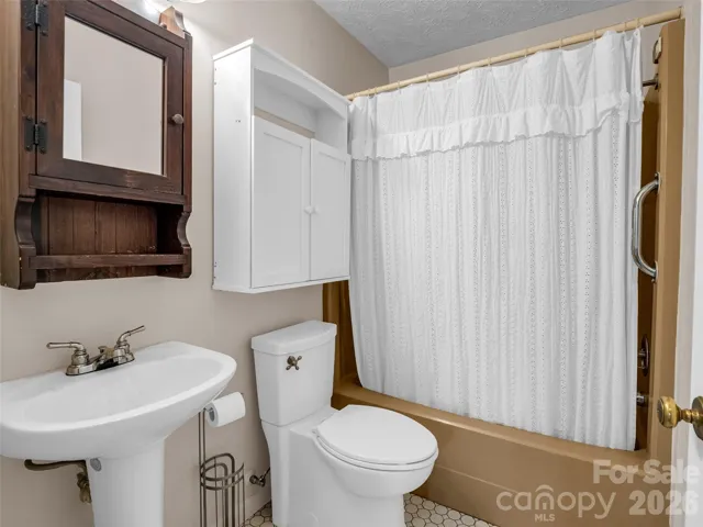 Main level full bath