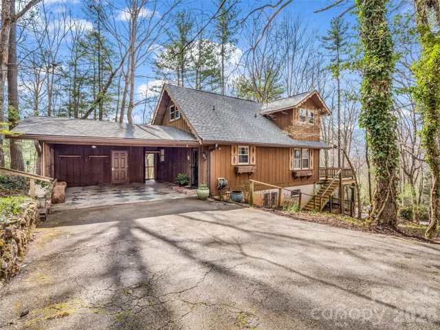 Beautiful chalet style home in Swannanoa!
