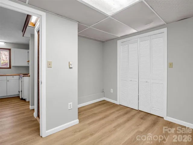 Bonus room - perfect office or craft room!