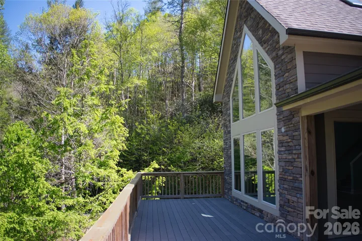Large main level deck for entertaining