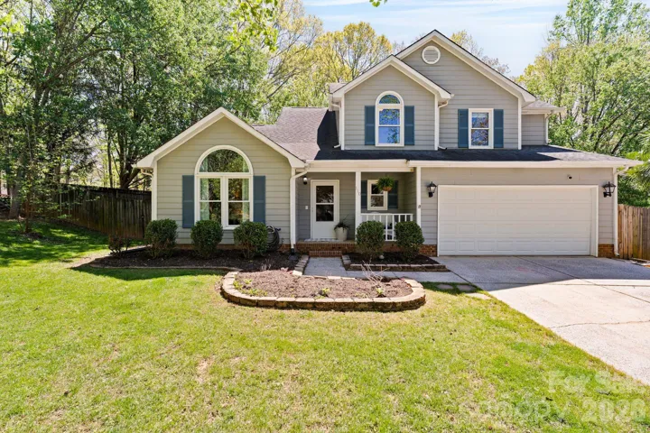 Home sweet home in the heart of Huntersville